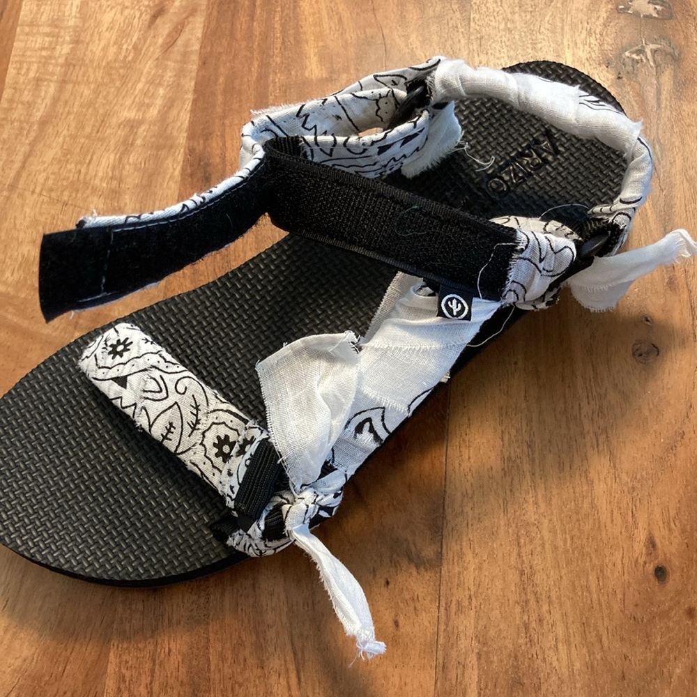NWT Arizona Love Trekky White Bandana Sandal - Picture 8 of 15